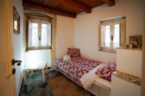 una camera da letto con un letto, una scrivania e due finestre di Modica View a Modica