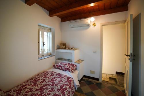 una camera da letto con un letto e una finestra di Modica View a Modica