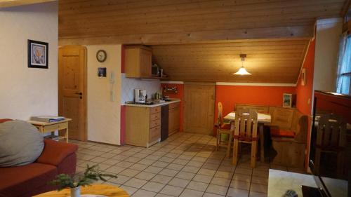 a living room with a kitchen and a table in a room at Ferienwohnung Wingen in Bad Feilnbach