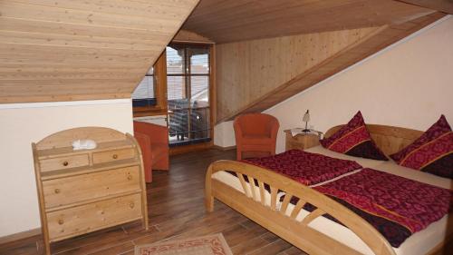 a bedroom with a bed and a dresser in a room at Ferienwohnung Wingen in Bad Feilnbach