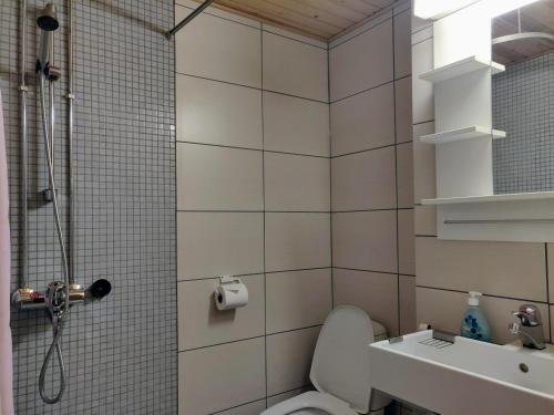 Kylpyhuone majoituspaikassa Log Villa Tietotunturi