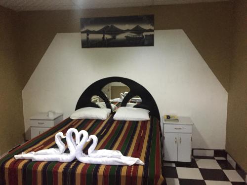 Una cama o camas en una habitación de Hotel Amigo
