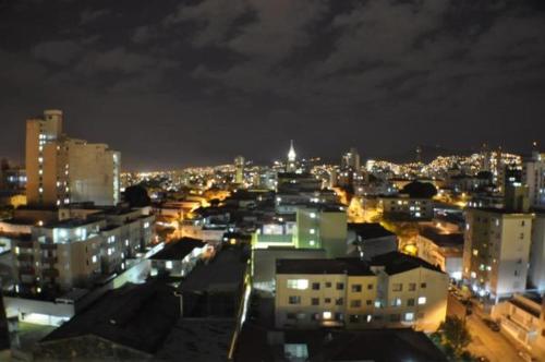 uma vista para uma cidade à noite com luzes em Kitnet na Rua Sapucai em Belo Horizonte