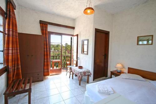 A bed or beds in a room at Summer Lodge