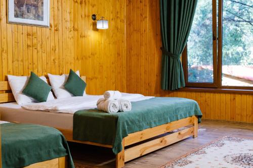Een bed of bedden in een kamer bij Sky Land Camping & Resort