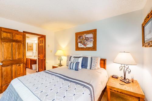 A bed or beds in a room at The Lodge at Copper 403