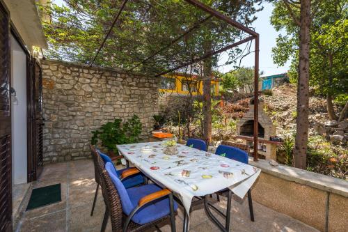 un tavolo e sedie su un patio di Holiday Home Villa Esperanca a Veli Lošinj (Lussingrande)