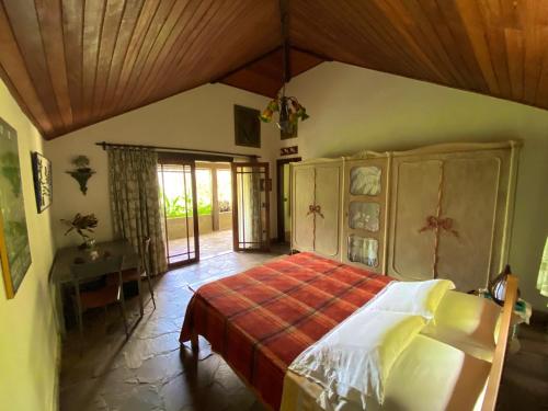 a bedroom with a large bed in a room at Anfiteatro Tropical in Búzios