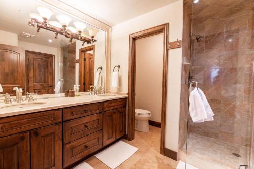 Ένα μπάνιο στο Strawberry Park True Ski In Ski Out by Vail Realty