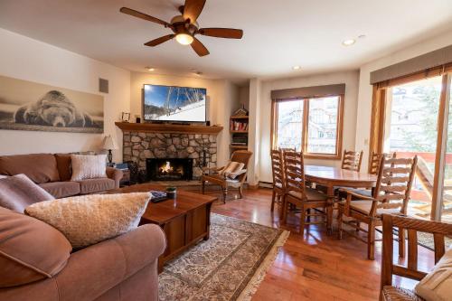 Χώρος καθιστικού στο Strawberry Park True Ski In Ski Out by Vail Realty
