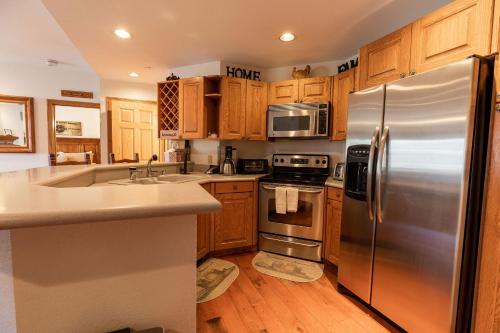 Η κουζίνα ή μικρή κουζίνα στο Strawberry Park True Ski In Ski Out by Vail Realty