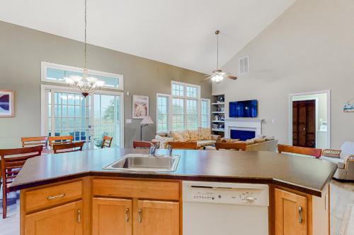 Η κουζίνα ή μικρή κουζίνα στο Bear Trap Dunes - 182 Willow Oak