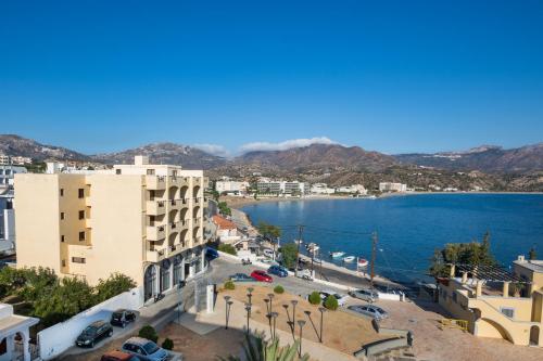 uitzicht op een stad en een waterlichaam bij Atlantis Hotel in Karpathos