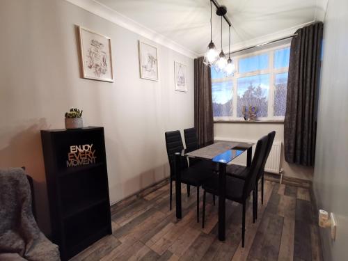 Un comedor con mesa y sillas y una ventana. en Palaz 2 - 2 Bedroom Flat, en Edmonton