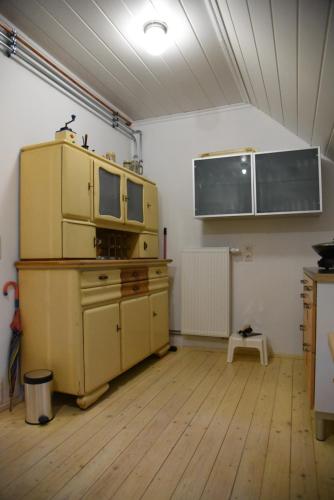 a room with a kitchen with two microwaves at Gästehaus pack of patches in Jena
