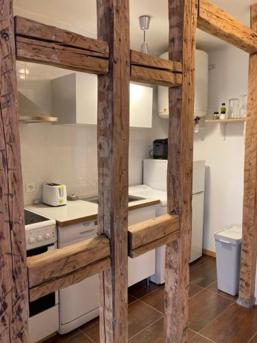 - une cuisine avec une échelle en bois dans l'établissement Parenthèse Alsacienne, à Schiltigheim