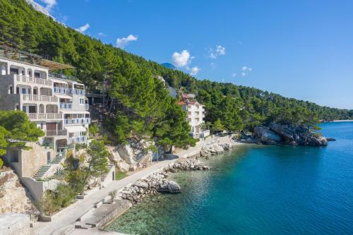 - une vue sur une rivière avec des bâtiments sur la rive dans l'établissement Villa Vanja, à Brela