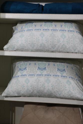 a shelf with two pillows on top at Casa com Quarto Simples a 4 KM do aeroporto de São José dos Pinhais in São José dos Pinhais