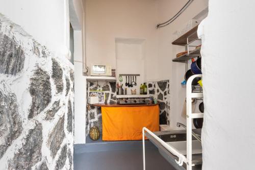 a kitchen with an orange counter in a room at la casita de arrecife in Arrecife