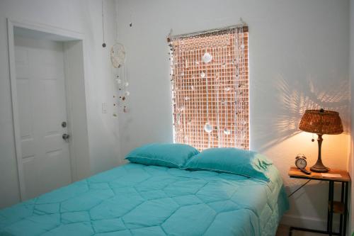 Кровать или кровати в номере Cozy room with Private Entrance - 3K