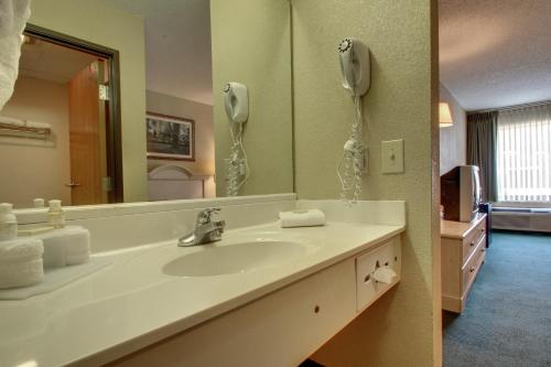 A bathroom at Key West Inn - Baxley