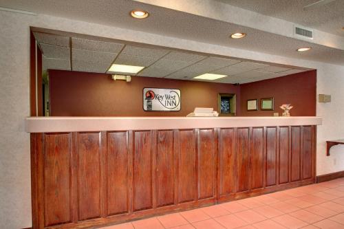 a view of a bar in a waiting room at Key West Inn - Baxley in Baxley