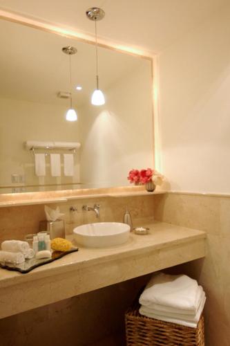 a bathroom with a sink and a mirror at SUITES LONDRES 212 in Mexico City