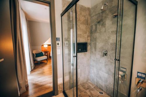 a bathroom with a shower with a glass door at Villa Amistà Campos do Jordão in Campos do Jordão