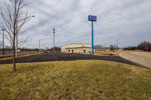 an empty road with a km sign on a pole at Motel 6 Peoria in Peoria