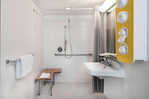 Ett badrum på Motel 6-Thousand Oaks, CA