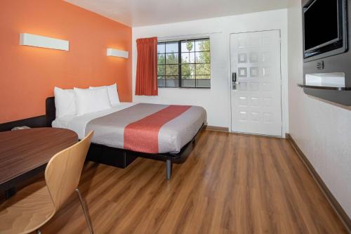 a hotel room with a bed and a table at Motel 6-Thousand Oaks, CA in Thousand Oaks