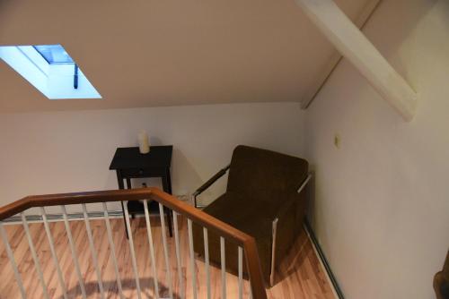 a living room with a chair and a window at Gästehaus pack of patches in Jena