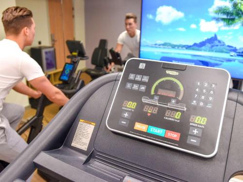 Novotel Wavre Brussels Eastにあるフィットネスセンターまたはフィットネス設備