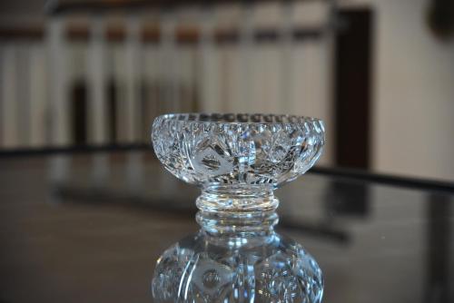 a clear glass vase sitting on top of a table at Gästehaus pack of patches in Jena