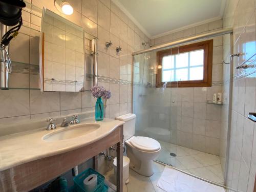 Ένα μπάνιο στο Casa alto padrão em condomínio fechado - São Roque