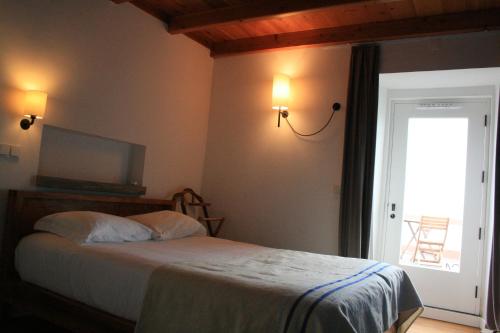 A bed or beds in a room at Casa de Almagreira - Empreendimento de Turismo em Espaço Rural - Casa de Campo