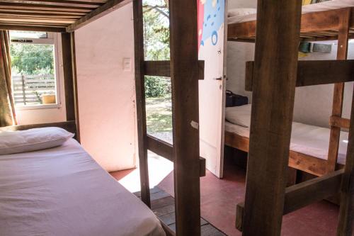 Poschodová posteľ alebo postele v izbe v ubytovaní Negrita Hostel