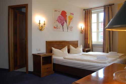 a hotel room with a bed and a window at Hotel Königin Olga in Ellwangen