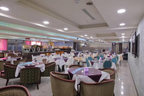 Reštaurácia alebo iné gastronomické zariadenie v ubytovaní Chuan Fu Hotel