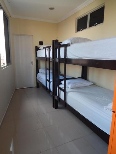 Tempat tidur susun dalam kamar di Good Hostel & Pousada