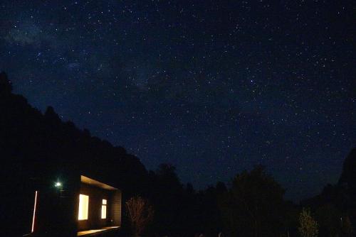 a night view of a house with a starry sky at Casa Pumahue in Ensenada