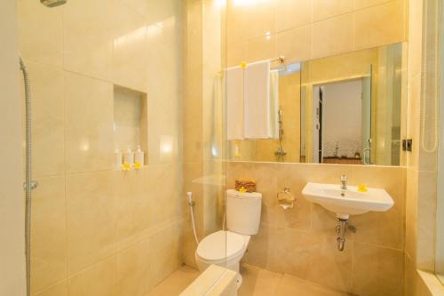een badkamer met een toilet, een wastafel en een douche bij D Home Seminyak by Pramana Villas in Seminyak