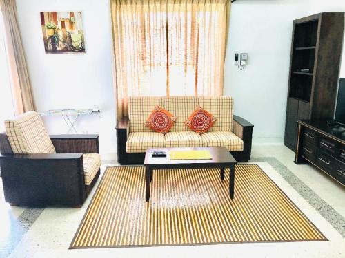 sala de estar con sofá y mesa de centro en Kerteh Apartment en Kertih