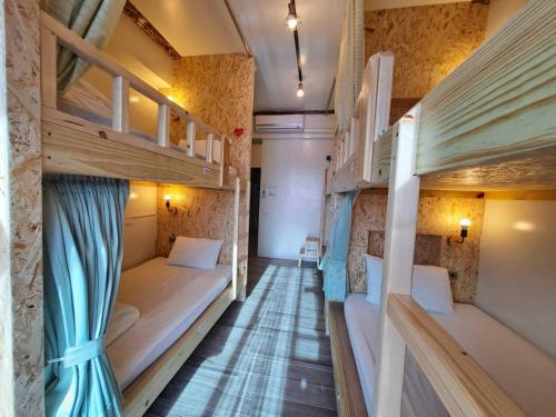 pasillo de una habitación con literas en 墾丁秋莊會館 附限量停車位 不保證有位置 無法事先預留 背包房無車位 預訂後記得加Line聯繫, en Hengchun