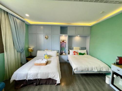a bedroom with two beds with white sheets at Puli Story House in Puli