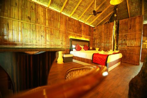 ein Schlafzimmer mit einem Bett und einem Stuhl in einem Zimmer in der Unterkunft Green Trees Munnar in Munnar