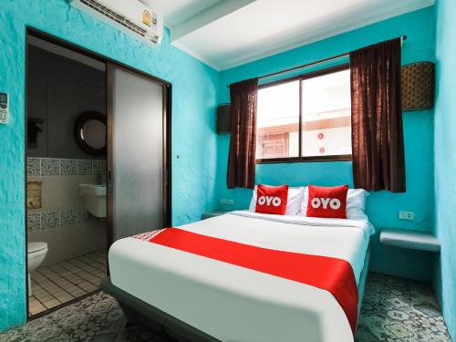 OYO 1103 Pirates House Hotel tesisinde bir odada yatak veya yataklar