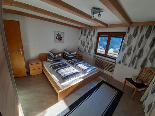 芬肯貝格的住宿－Ferienwohnung Kern，一间小卧室,配有床和窗户