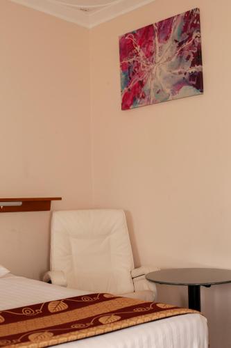a room with a bed and a table and a chair at Manjimup Motor Inn in Manjimup