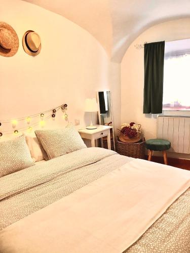 a bedroom with a large bed and a window at Apartamento Turístico Catherine in Trujillo
